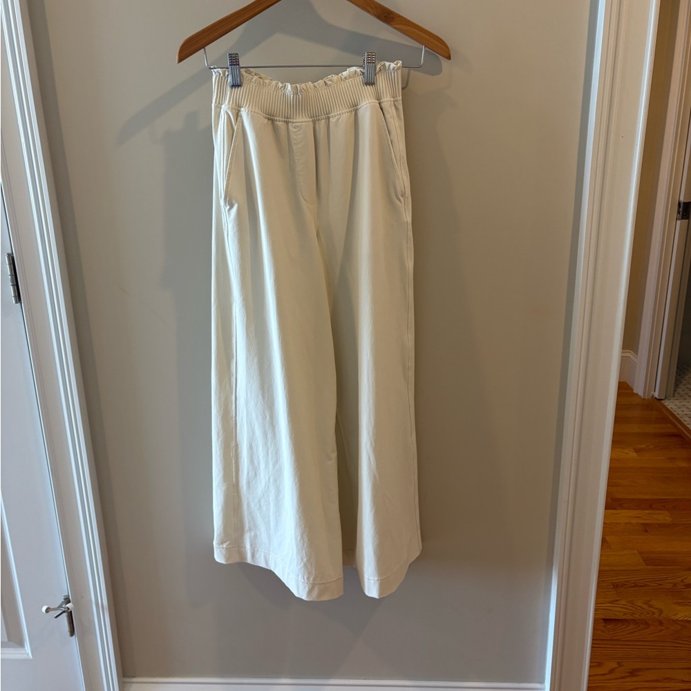 Lululemon Athletica Stretch Woven Ruffle-Waist Wide-Leg Crop Pants in Cream